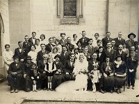 GARNY'ER  Photo de mariage devant l'glise Saint-Pierre de Port-Mort : imposible de manquer Garnyer au dernier rang  droite, c'est le seul qui sourit !